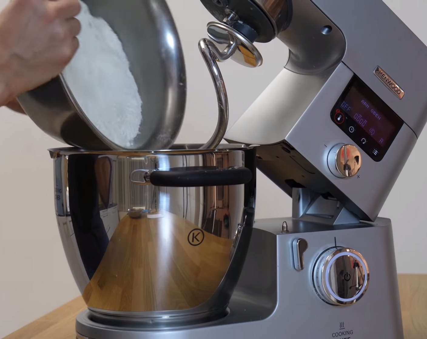 Schritt 1 Wasser (700 g), Hefe (1 g), Salz (1 1/3 Esslöffel), Ruchmehl (460 g), Halbweissmehl (600 g) in die Küchenmaschine geben und 15-20 Minuten bei mittlerer Geschwindigkeit kneten.