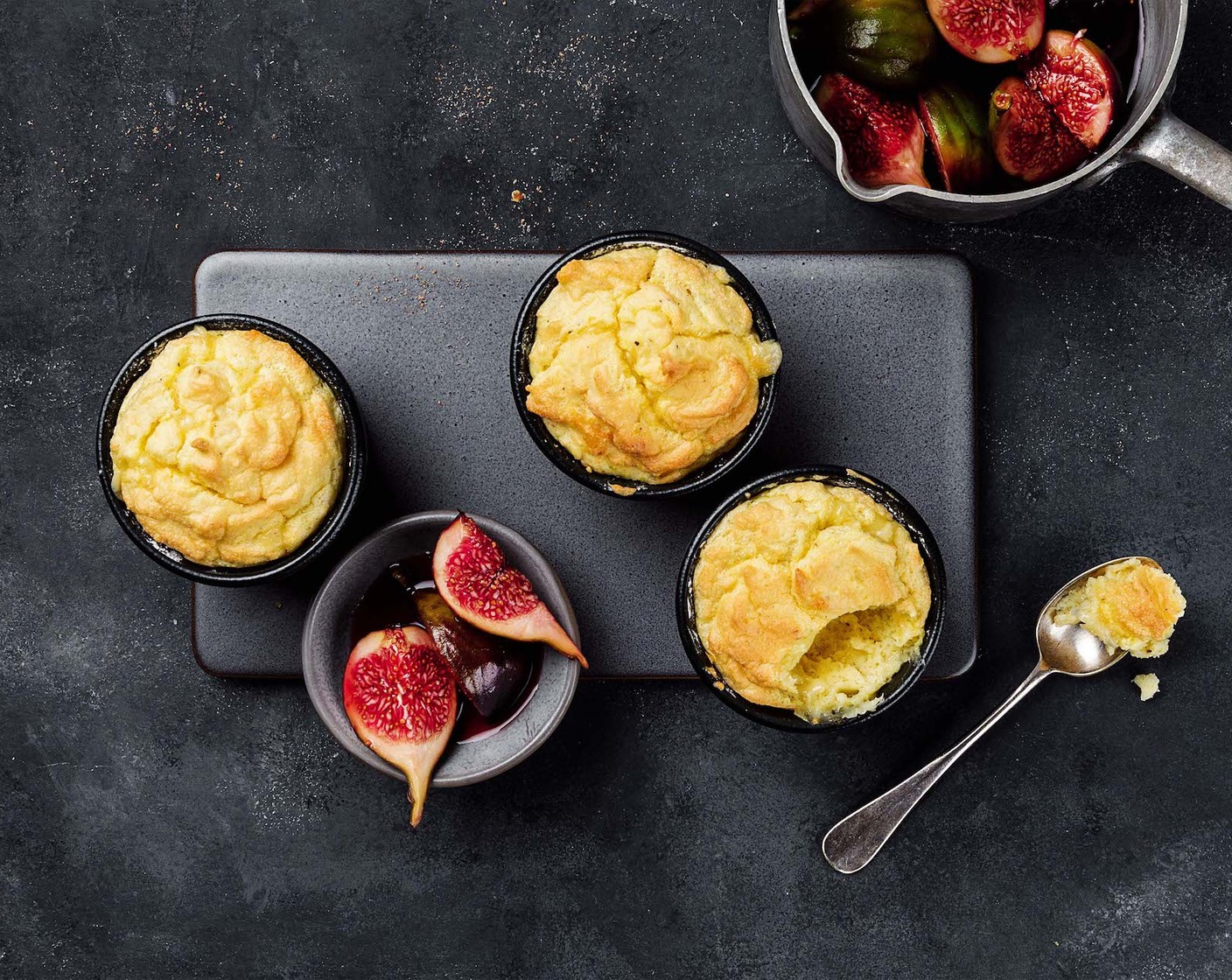 Kartoffelsoufflé mit Bergkäse und glacierten Feigen