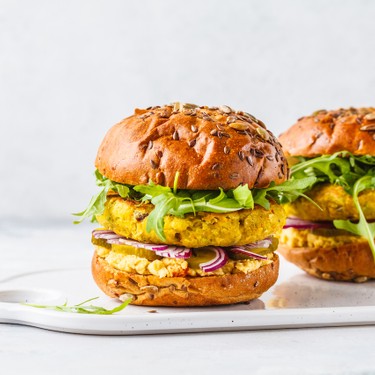 Protein-Burger mit Mehlwürmern und Mayo-Dip Rezept | V-Kitchen