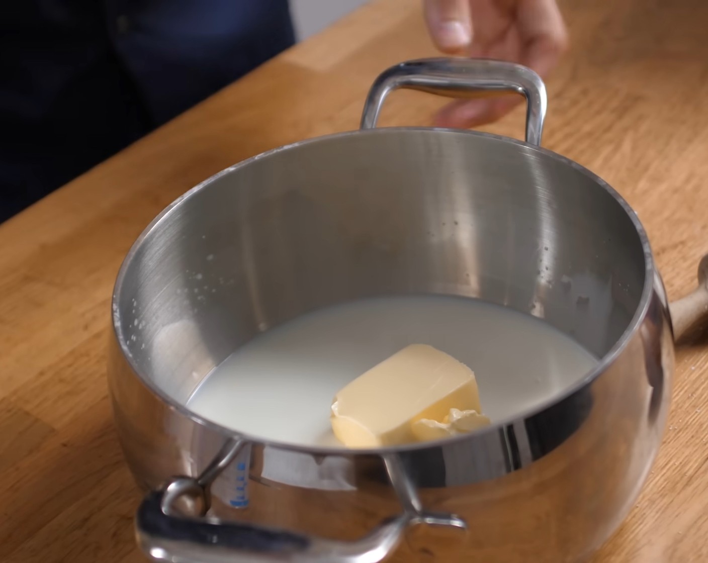 Schritt 6 Für die Brandmasse, Vollmilch (150 g), Salz (1 Pr.), Zucker (1 EL) und Butter (3 1/3 Esslöffel) in einem Kochtopf auf dem Herd aufkochen.
