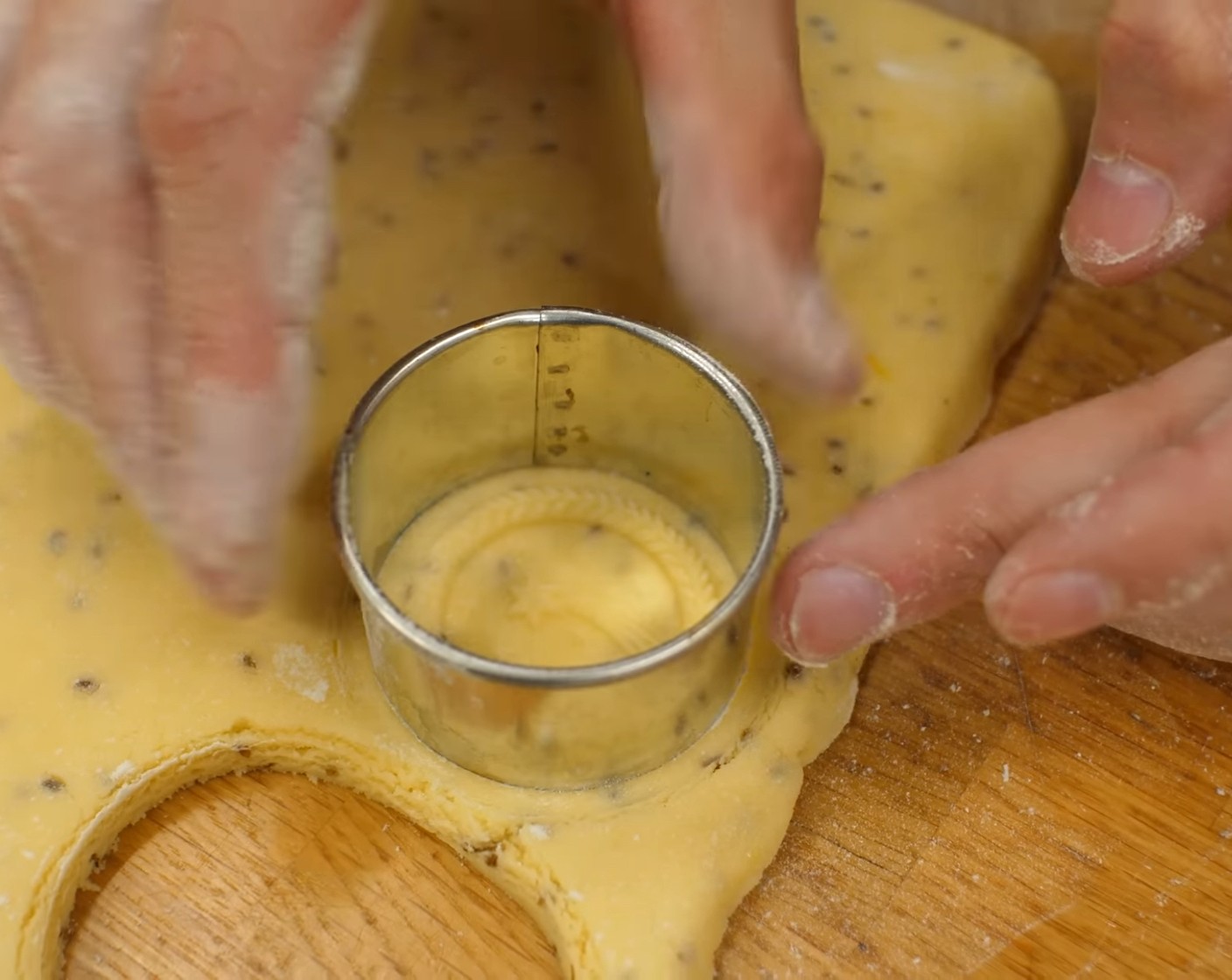 Schritt 9 Mit einem Kreisausstecher den markierten Teig ausstechen und die Plätzen auf ein mit Backpapier belegtes Blech legen.