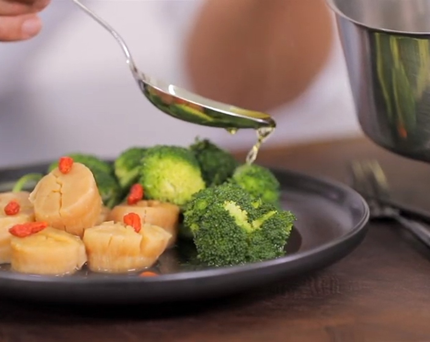 Schritt 8 Zum Schluss das Rapsöl (1 EL) erhitzen und kurz vor dem Servieren über den gegarten Broccoli giessen.