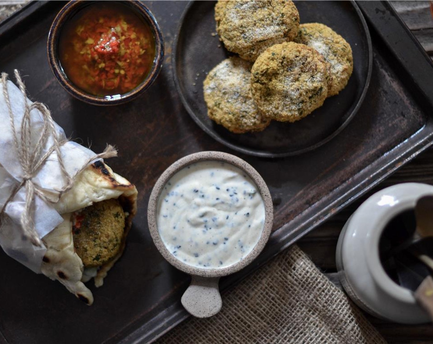 Schritt 7 Für den Dip: Greek Joghurt, ungesüsst (wenig), Tahini (wenig), hälfte des Zitronensaftes und Olivenöl extra vergine (1 TL) mischen. frische Kräuter (wenig) fein hacken und darunter mischen.