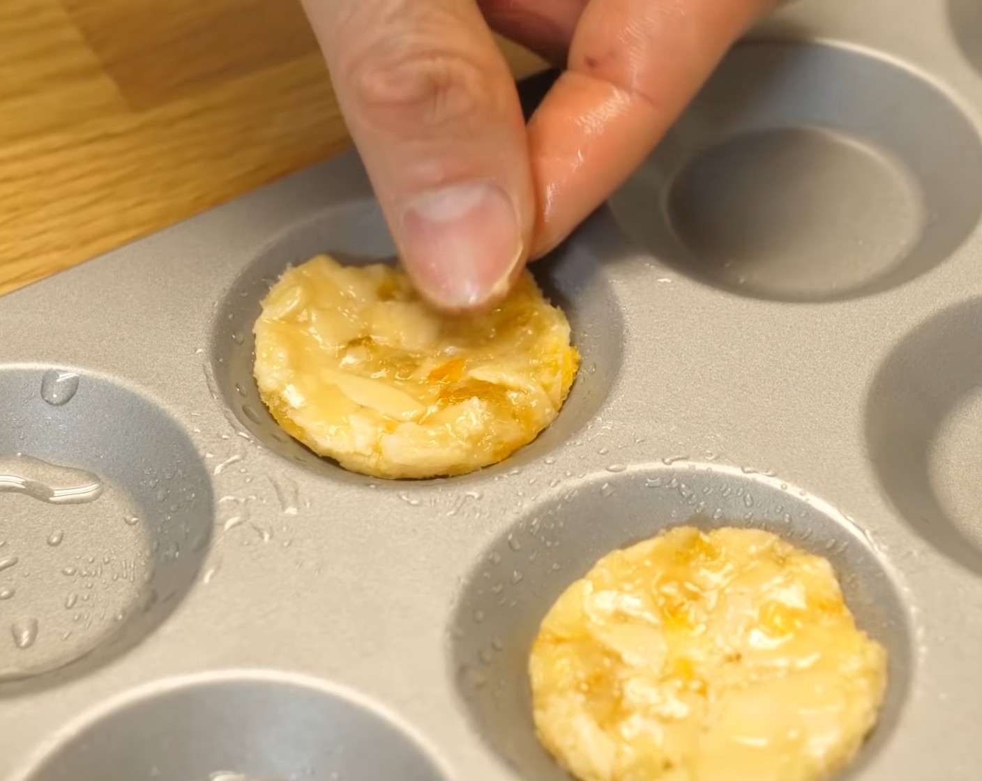 Schritt 8 Wird ein Florentiner-Blech verwendet, grosszügig mit Öl einpinseln und die ausgestochenen Florentiner direkt in die entsprechenden Mulden legen. Beachte hierbei, dass das Florentiner-Blech leicht konisch ist.