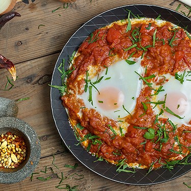 Shakshuka - Isrealisches Frühstück mit Eiern und frischen Kräutern Rezept | V-Kitchen