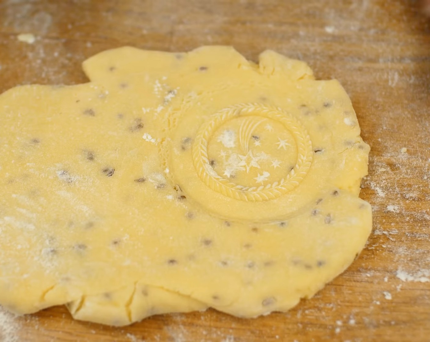 Schritt 8 Die gewählten Springerleformen/Models leicht mit Mehl bestauben. Anschliessend den ausgerollten Teig ebenfalls leicht mit Mehl stauben und dann die Models in den Teig drücken. Dabei darauf achten, dass das Muster schön abgedrückt ist und kein Teig am Model kleben bleibt.