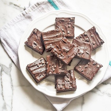 Dattel-Brownies mit Zartbitterschokolade Rezept | V-Kitchen