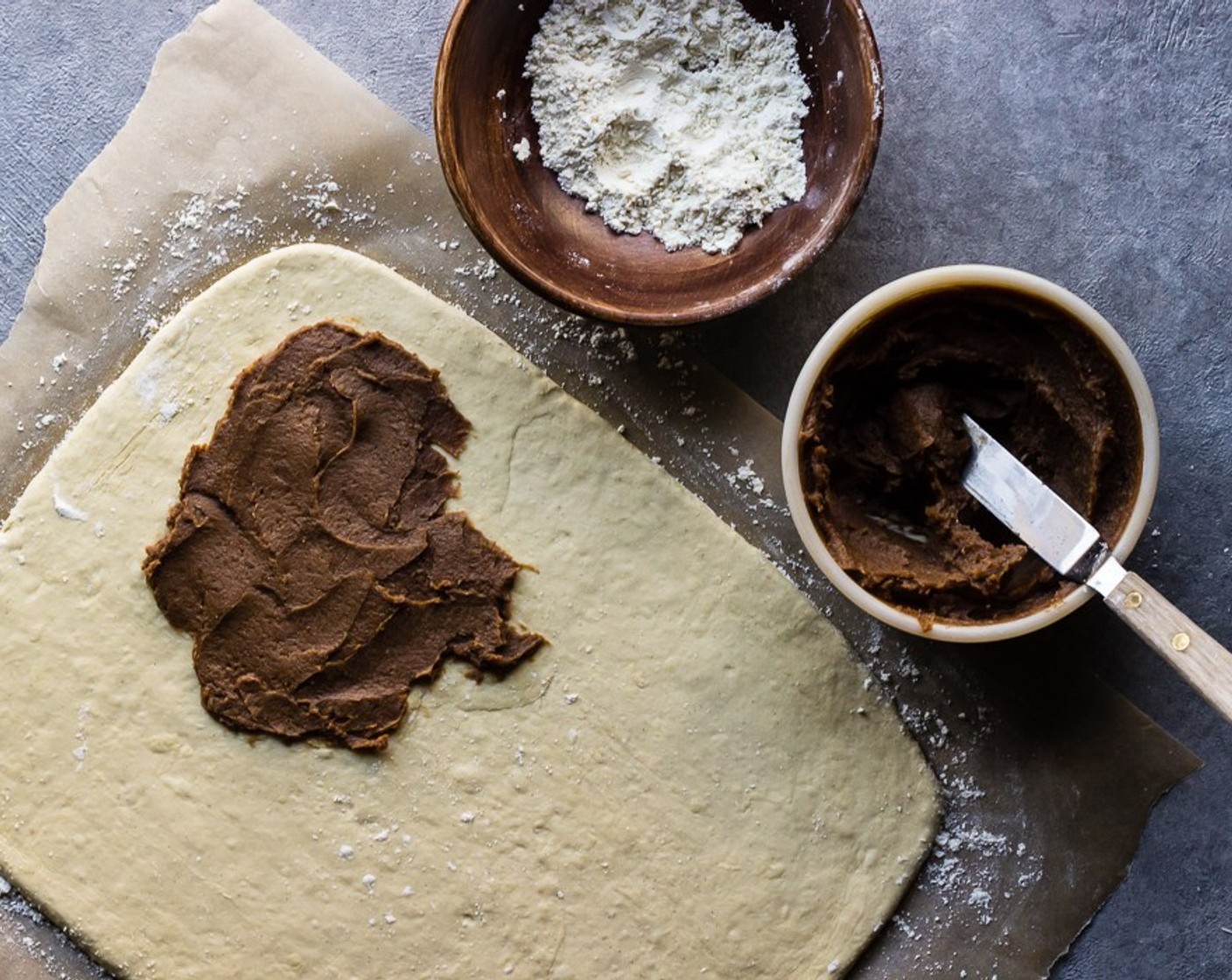 Schritt 9 Füllung gleichmässig über den Teig verteilen und dabei einen Rand von 1,25 cm frei lassen.