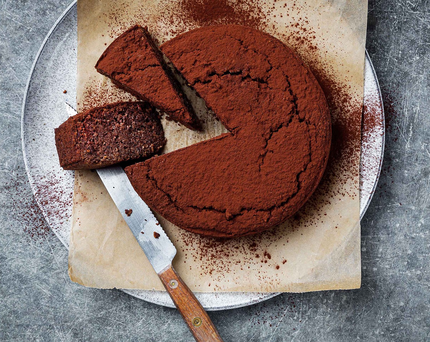 Schritt 8 Die Torte herausnehmen und 15 Minuten in der Form abkühlen lassen. Dann mit Kakaopulver (wenig) bestäuben und auf einen grossen Teller oder eine Tortenplatte geben. Vollständig erkalten lassen.