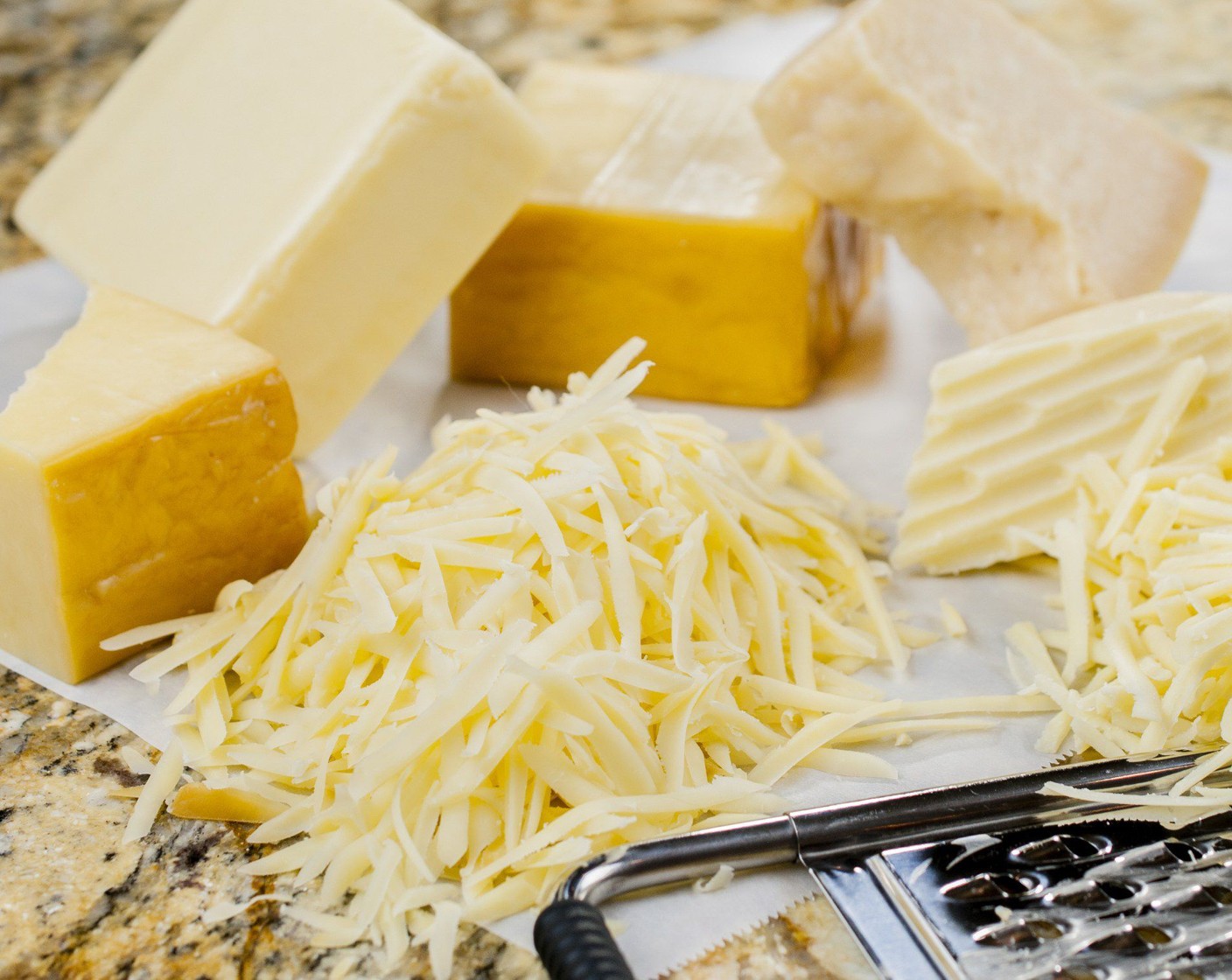 Schritt 10 Cheddar (60 g), Gouda (55 g) und Parmesan (4 Esslöffel) vermischen. Beiseite stellen.