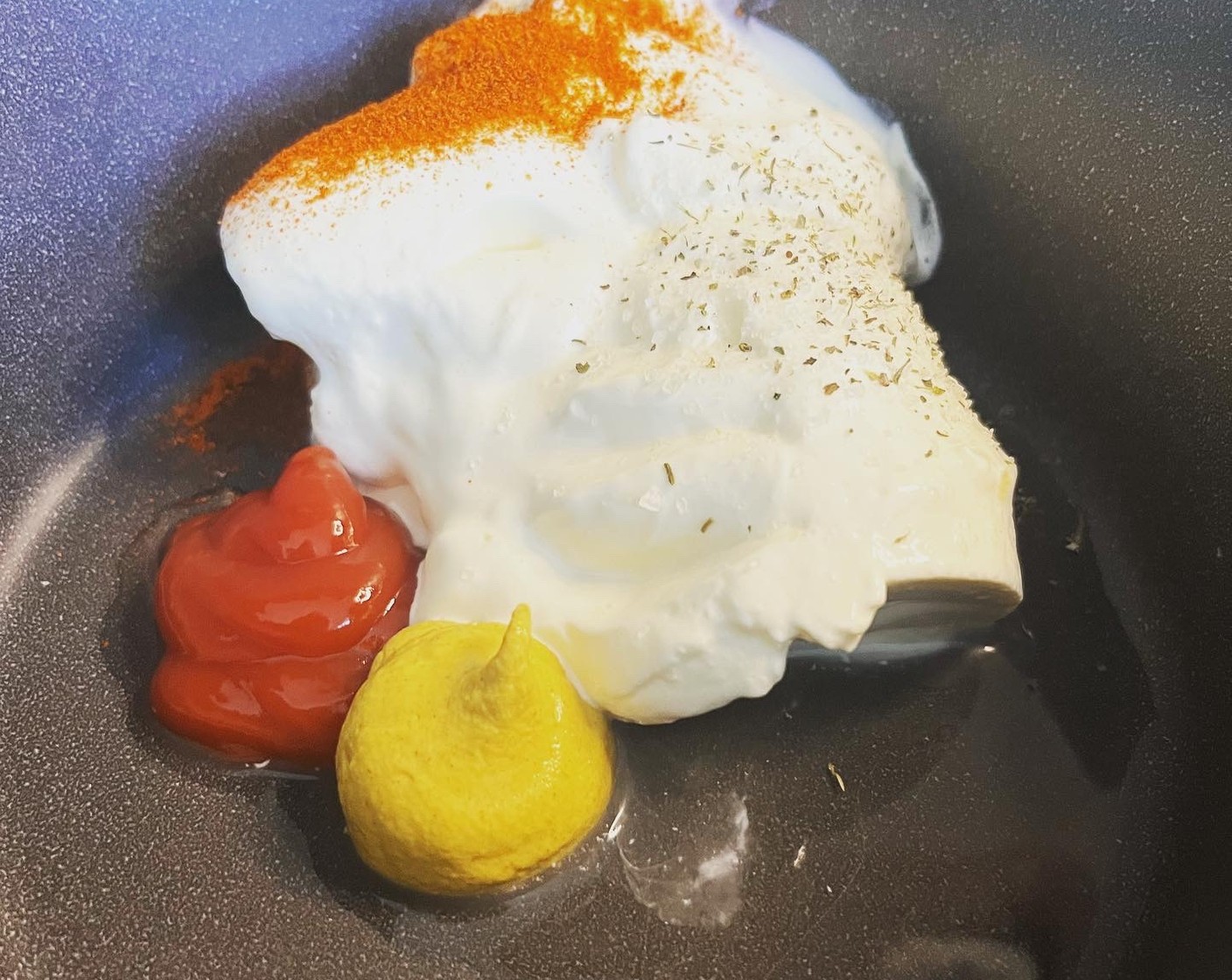 Schritt 1 Für die Sauce Crème Fraîche (200 g), Ketchup (1 EL), Senf (1 EL) und Essig (1 EL) in einer Schüssel mischen. Mit Salz (wenig), Pfeffer (wenig) und Paprikapulver (wenig) würzen. Dann beiseitestellen.