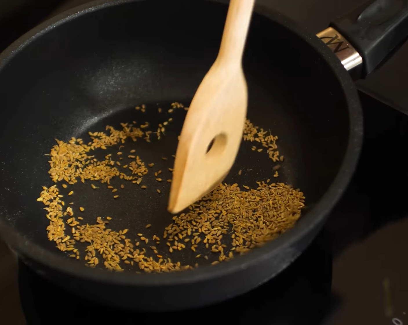 Schritt 1 Den Anissamen (2 Teelöffel) in einen Kochtopf geben und auf dem Herd leicht anrösten.