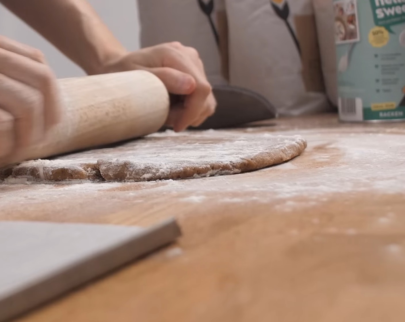 Schritt 9 Den gut gekühlten Teig auf einer bemehlten Arbeitsfläche auf zirka 3 mm ausrollen. Dabei den Teig immer wieder etwas lockern, damit er nicht auf der Arbeitsfläche klebt.