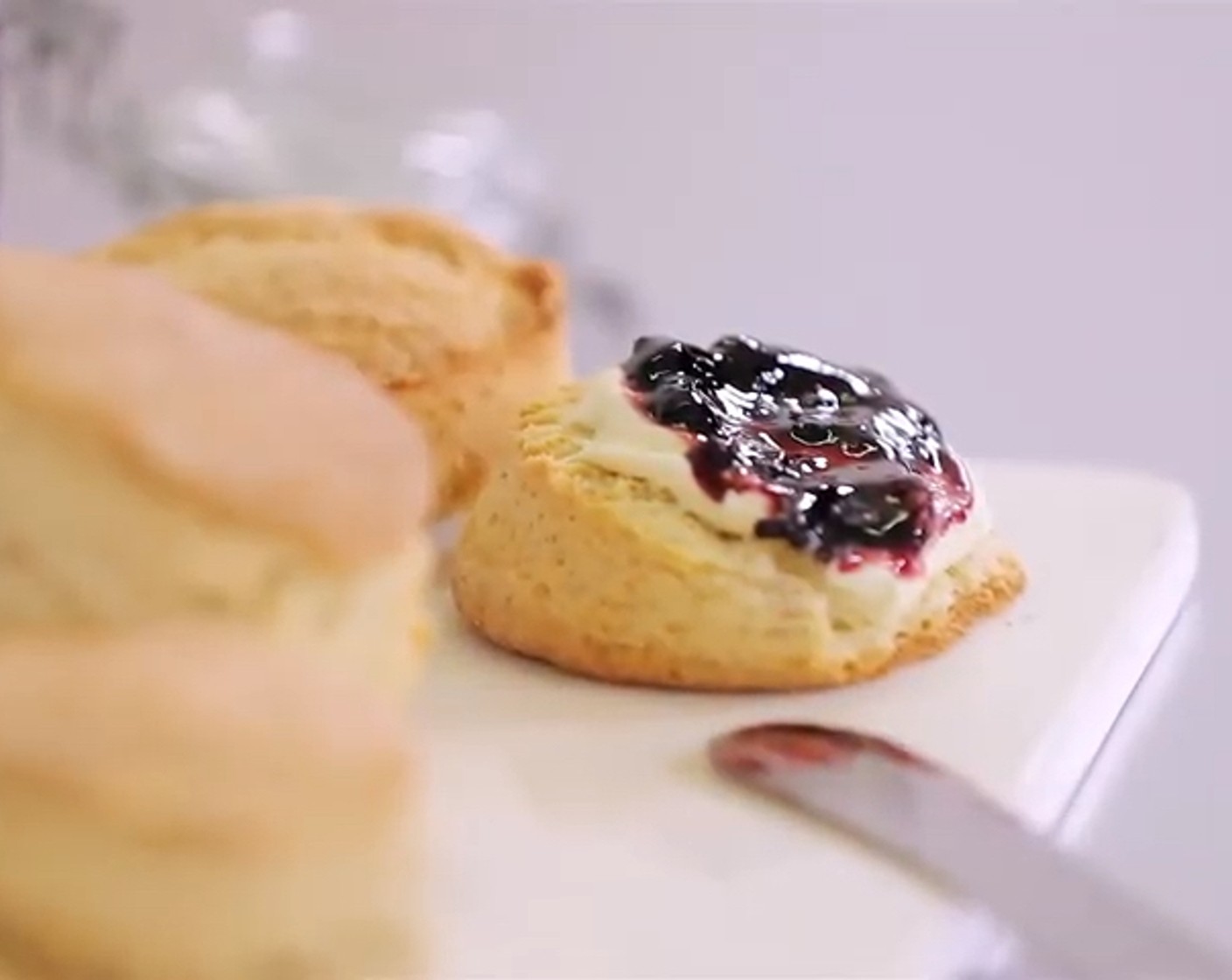 Schritt 6 Zum Schluss die Scones mit Clotted Cream und Konfitüre servieren.