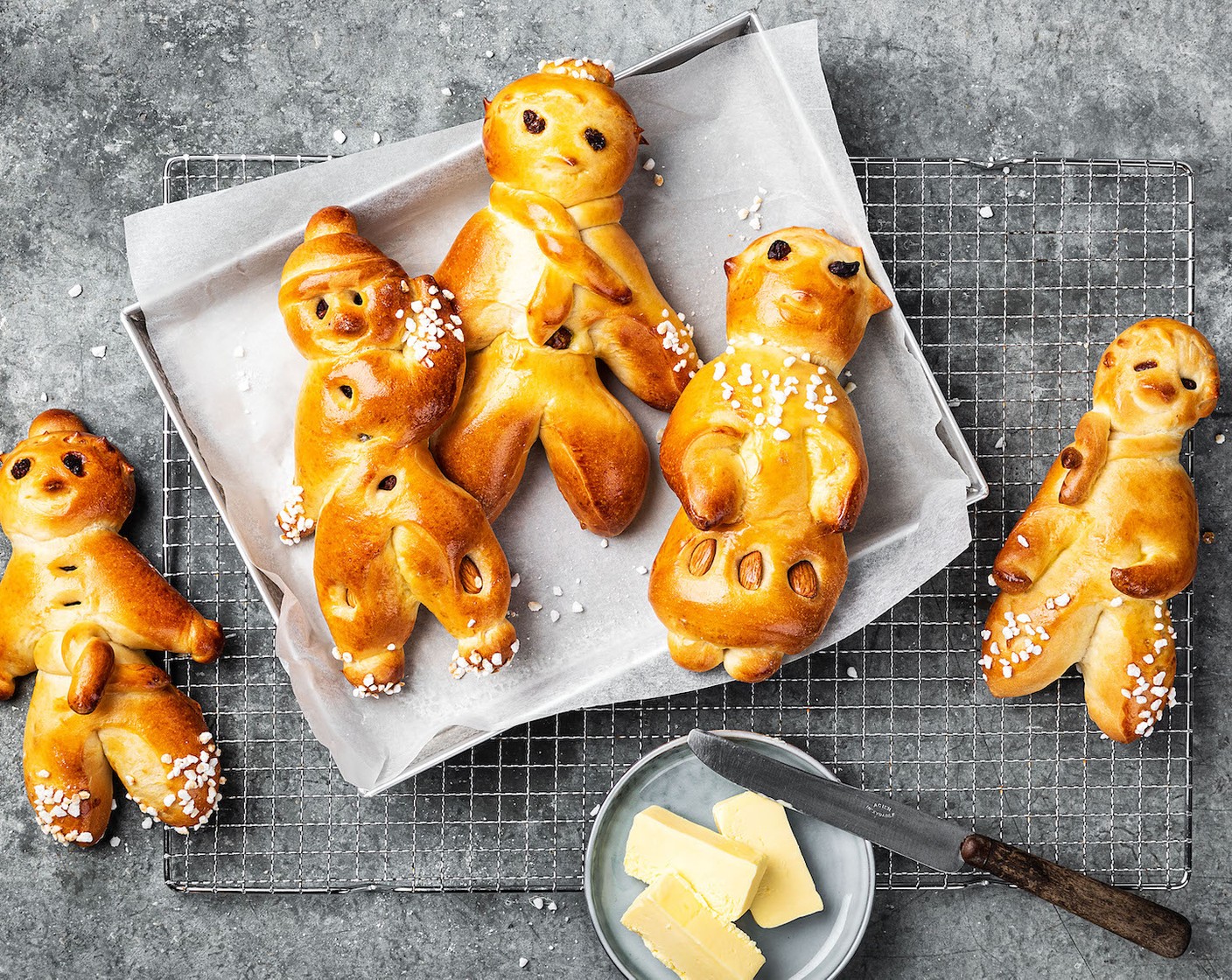 Schritt 7 Nach etwa 10 Minuten den Ofen auf 180 °C Umluft umstellen und je nach Grösse des Gebäckes weitere 15-20 Minuten goldbraun backen.