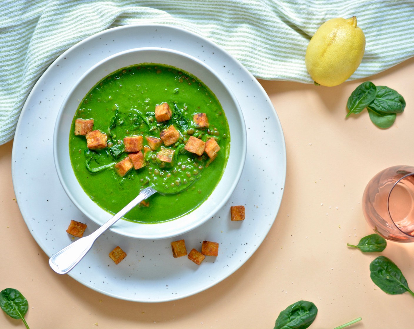 Schritt 9 Die Spinat-Linsen mit Tofuwürfel anrichten und warm servieren.