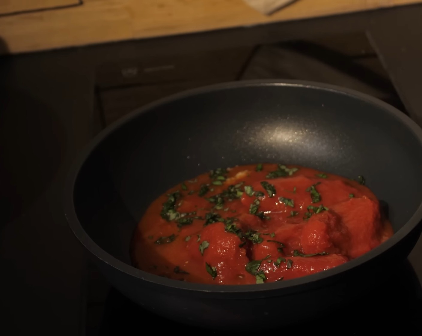 Schritt 9 Anschliessend die Basilikumblätter (3) schneiden und mit dem Tomatenmark (1 EL) dazugeben.