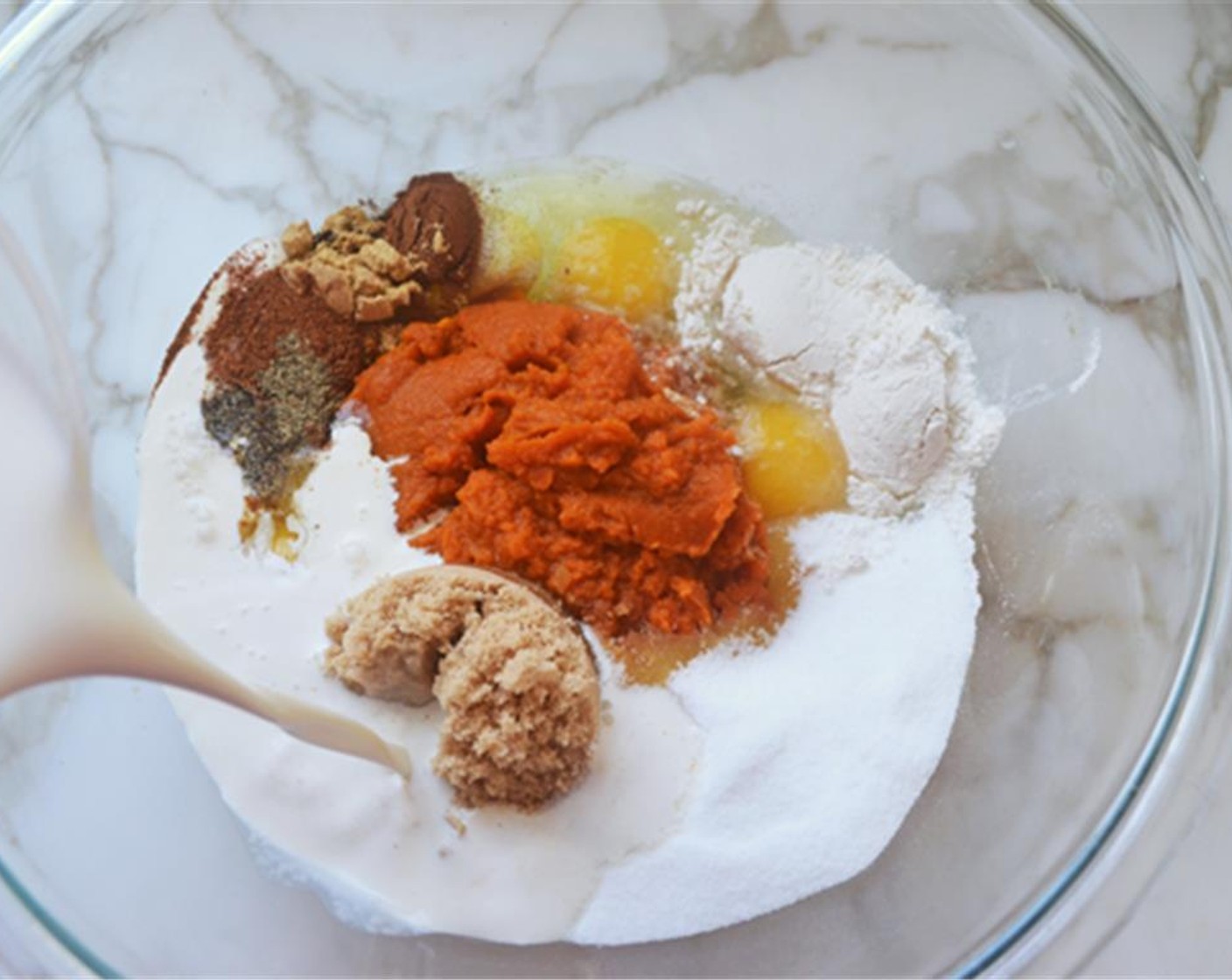 Schritt 12 Für die Füllung 100% Kürbispüree (1 Dose), ganzes Ei (1), Eier (3), Zucker (100 g), Zucker (110 g), Mehl (2 Esslöffel), Salz (1/2 TL), Zimt (1 TL), Ingwer (1 TL), Muskatnuss (1/2 TL), Nelken (1/8 TL), Pfeffer (1/8 TL) und Kondensmilch (300 ml) in einer grossen Schüssel verquirlen.