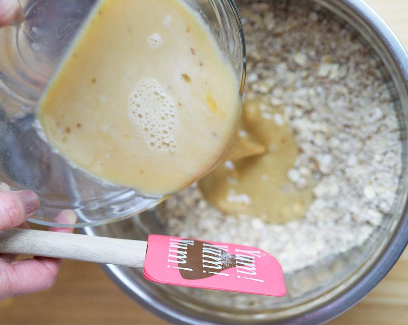 Schritt 5 Die flüssigen Zutaten zu den trockenen Zutaten geben und verrühren, bis ein homogener Teig entsteht.