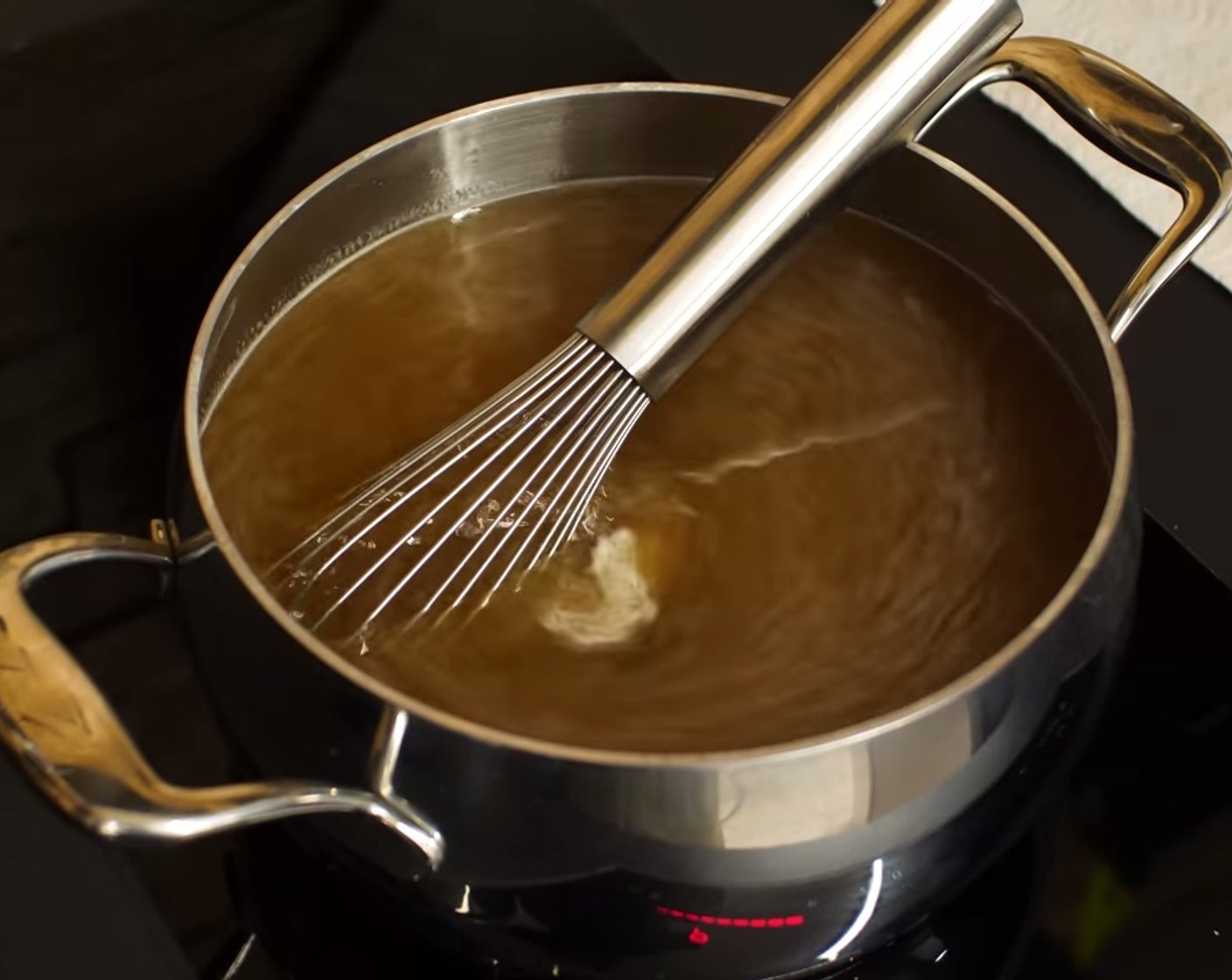 Schritt 10 Pochieren: Als nächstes das Wasser (2 L) mit dem Sirup (1 1/3 Esslöffel), dem Salz (1 2/3 Esslöffel) und dem Natron (1 EL) in einen Topf geben und auf dem Herd bei mittlerer Hitze aufkochen