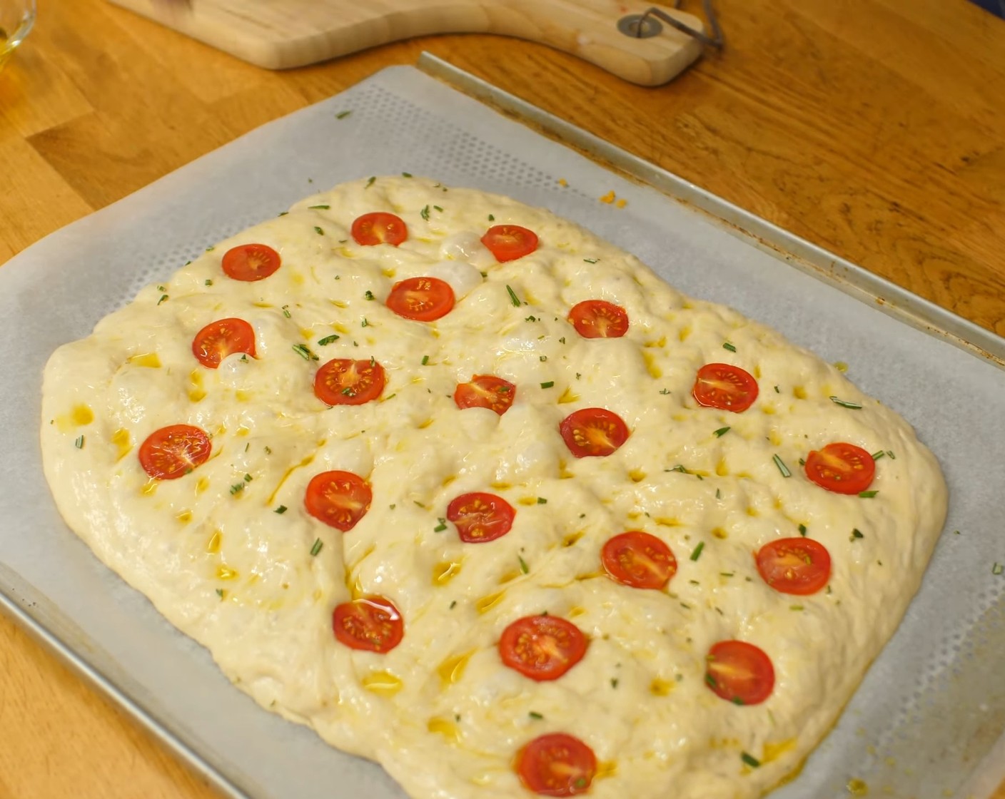 Schritt 10 Den Rosmarin (1 Bd.) fein schneiden und auf die Focaccia streuen.