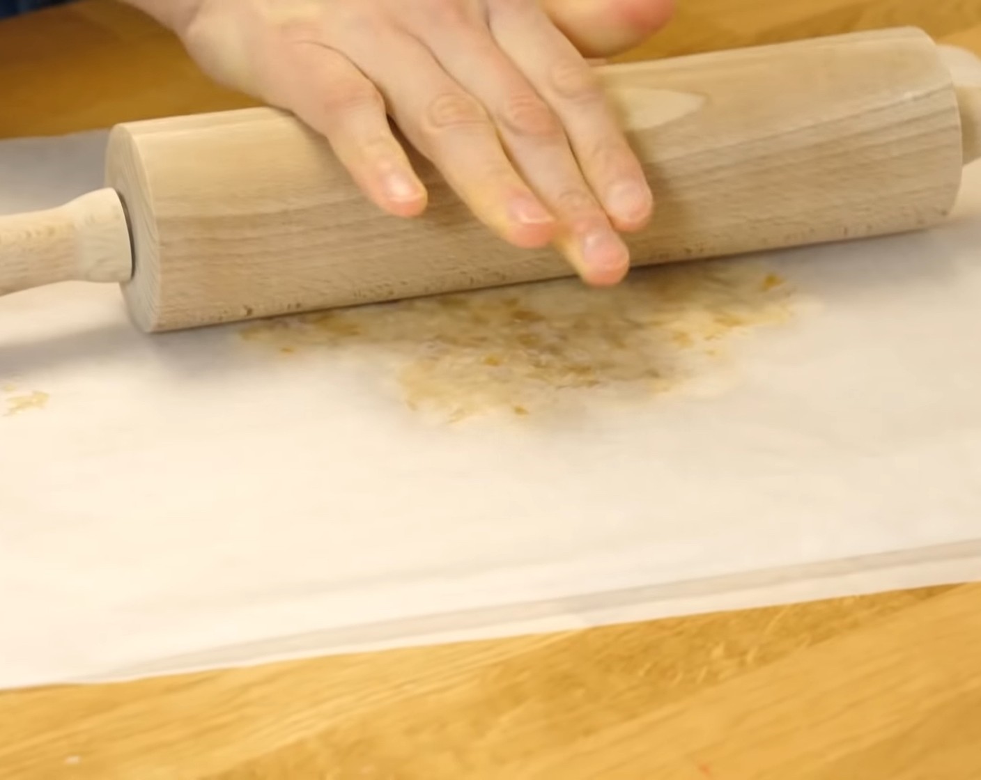 Schritt 4 Die Masse auf einem mit Backpapier belegten Blech oder auf einer SILPAT Silikonmatte, gleichmässig dick verstreichen. Das geht am besten, wenn die Masse mit einem zweiten Backpapier abgedeckt wird und dann mit einem Rollholz darüber fährt.