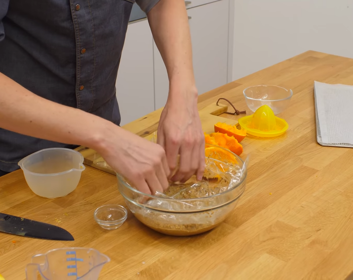 Schritt 8 Die Nussfüllung mit einer Frischhaltefolie direkt auf den Nüssen zudecken und für 30 Min. in den Kühlschrank stellen.