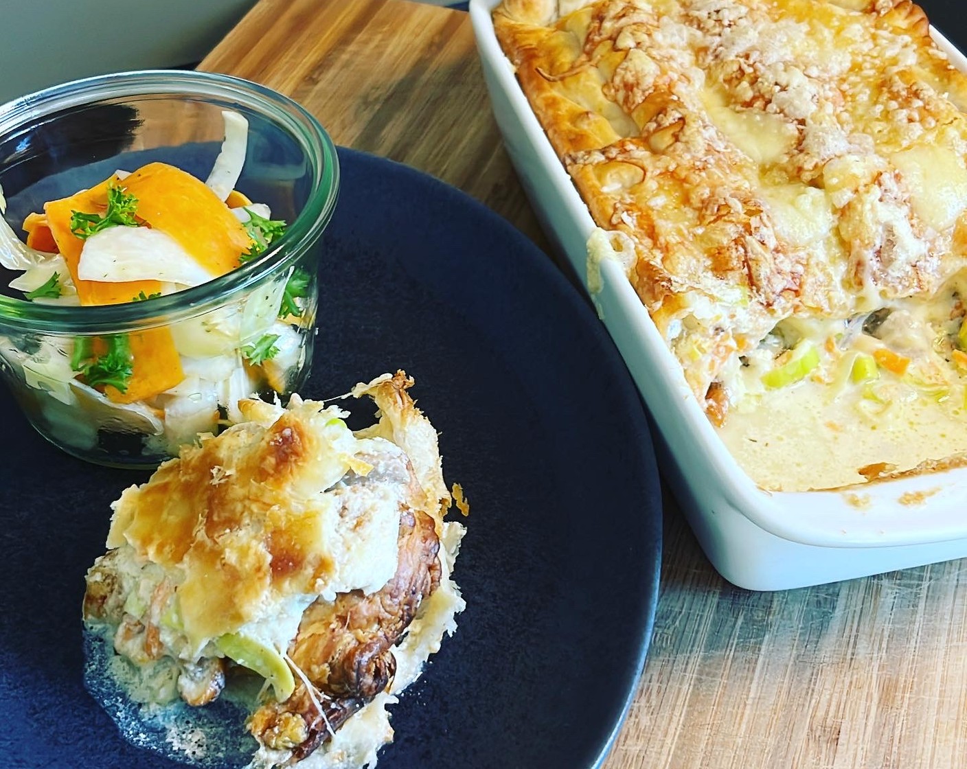 Blätterteig Gratin mit Brätchügeli und leckerem Gemüse