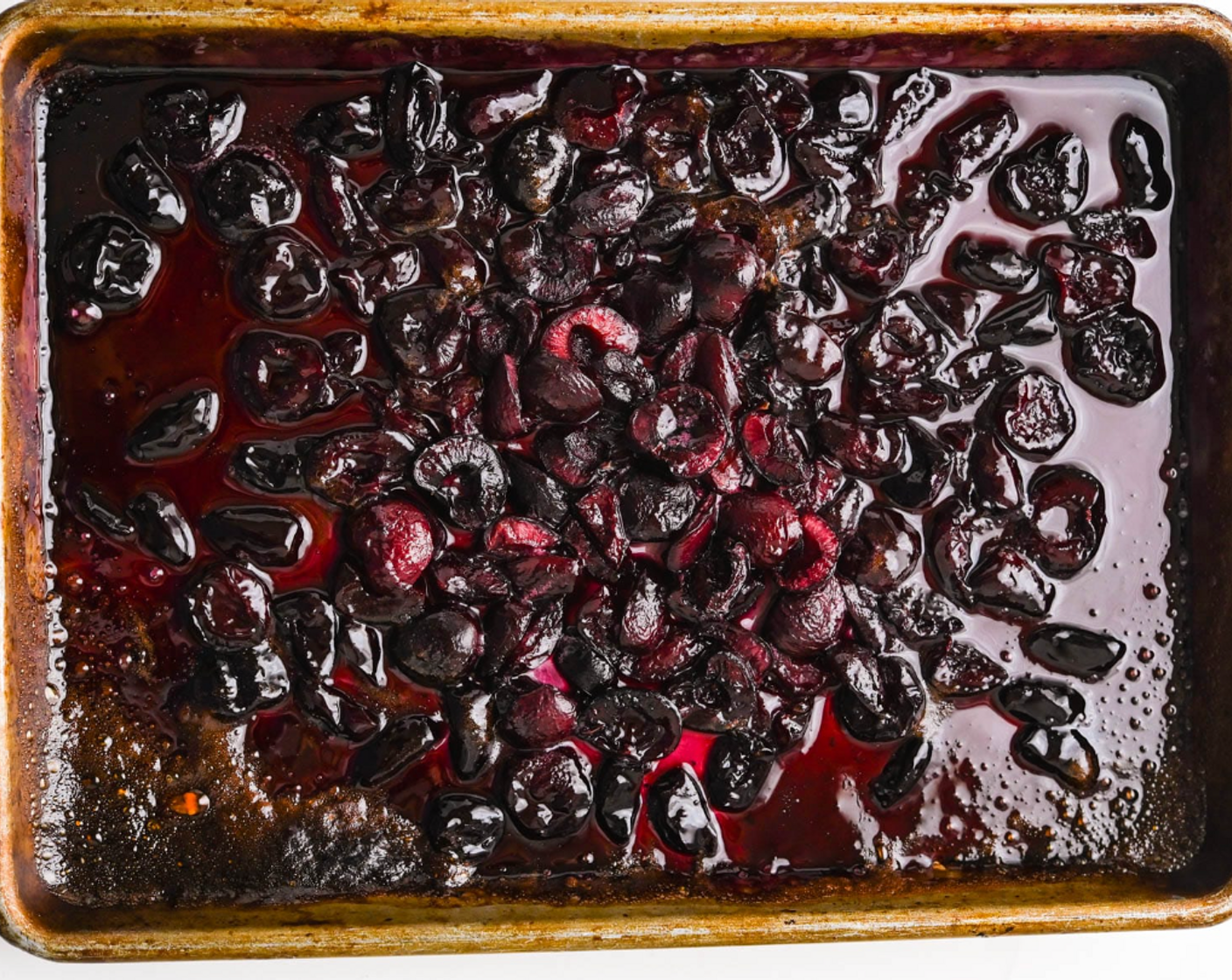 Schritt 4 Das Blech für 20-25 Minuten backen, bis die Kirschen zusammengefallen und sirupartig sind. Aus dem Ofen nehmen und die Kirschen in einen luftdichten Behälter geben. Im Kühlschrank abkühlen lassen.