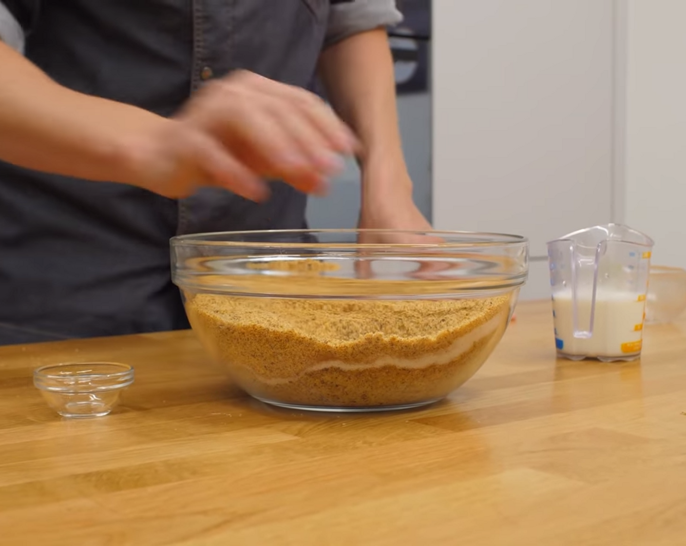 Schritt 7 Anschliessen den Zucker (60 g) und den Zimt (1 TL) zu den Nüssen geben und alles gut vermischen. Zitronenabrieb (1/3), den Abrieb einer ganzen Orange und den Saft von Orangen (2)  zu den Nüssen geben. Die Milch (160 g) ebenfalls dazugeben und alles mit einer Gummilippe gut durchmischen.