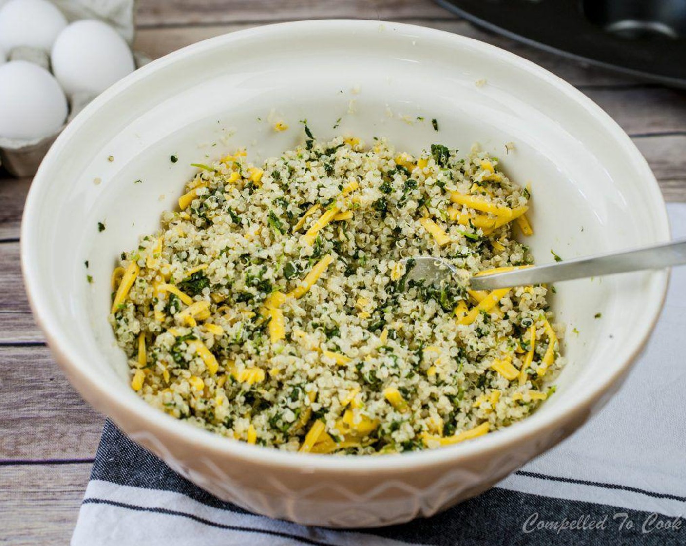 Schritt 3 In einer mittelgrossen Schüssel gekochten Quinoa, Spinat (140 g), Cheddar (90 g), Parmesan (45 g), Senf (1 TL), Oregano (1 TL), Knoblauchpulver (1/4 TL), Salz (1/2 TL) und Pfeffer (1/4 TL) verrühren.