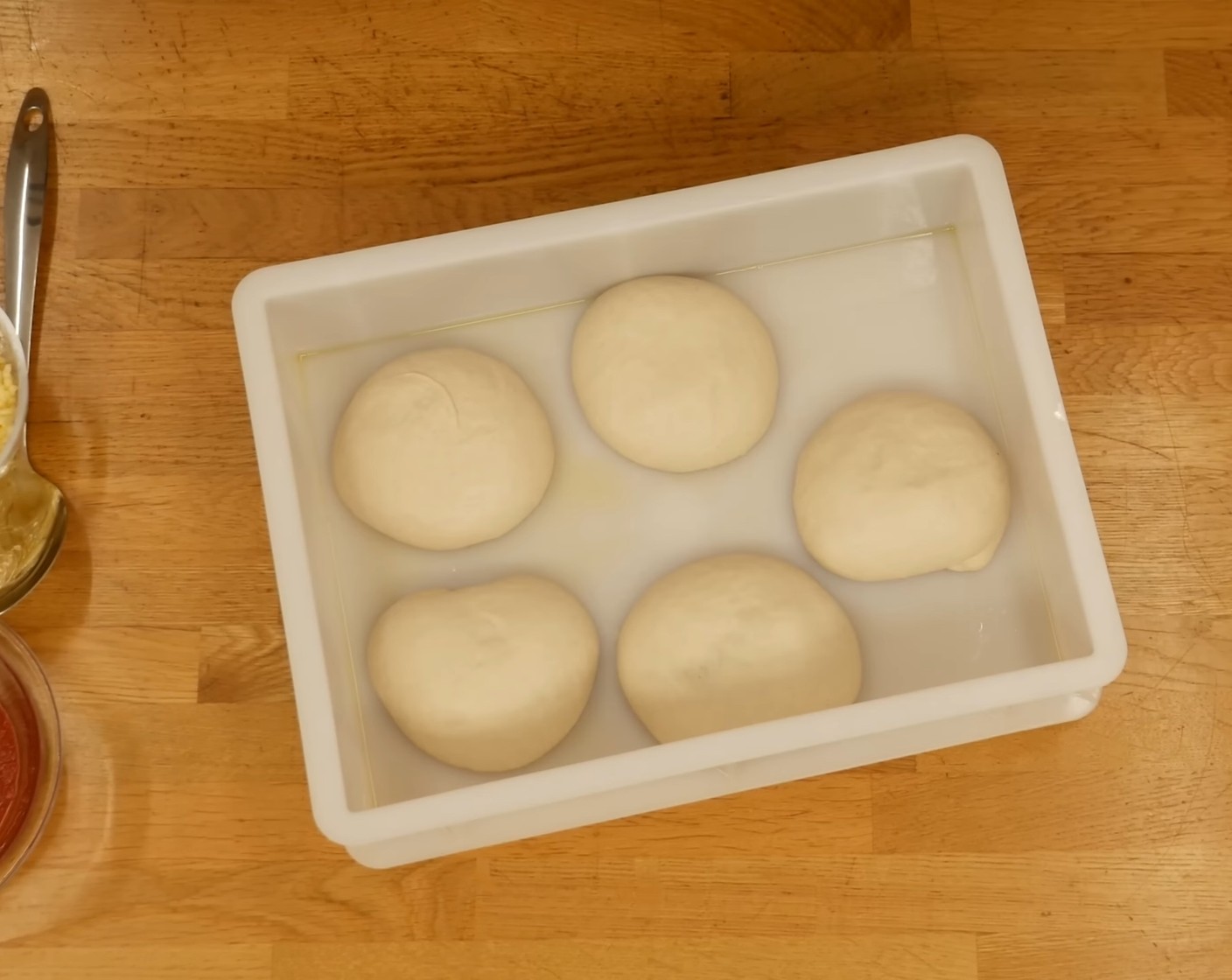 Schritt 6 Anschliessend die Teiglinge total 12–14 Stunden bei Raumtemperatur gären lassen. Während dieser Zeit die Teiglinge noch ein zweites Mal – wie oben beschrieben – rund wirken.

Alternativ kann der Teig auf 3 Stunden bei Raumtemperatur und danach bis zu 48 Stunden. im Kühlschrank gelagert werden.