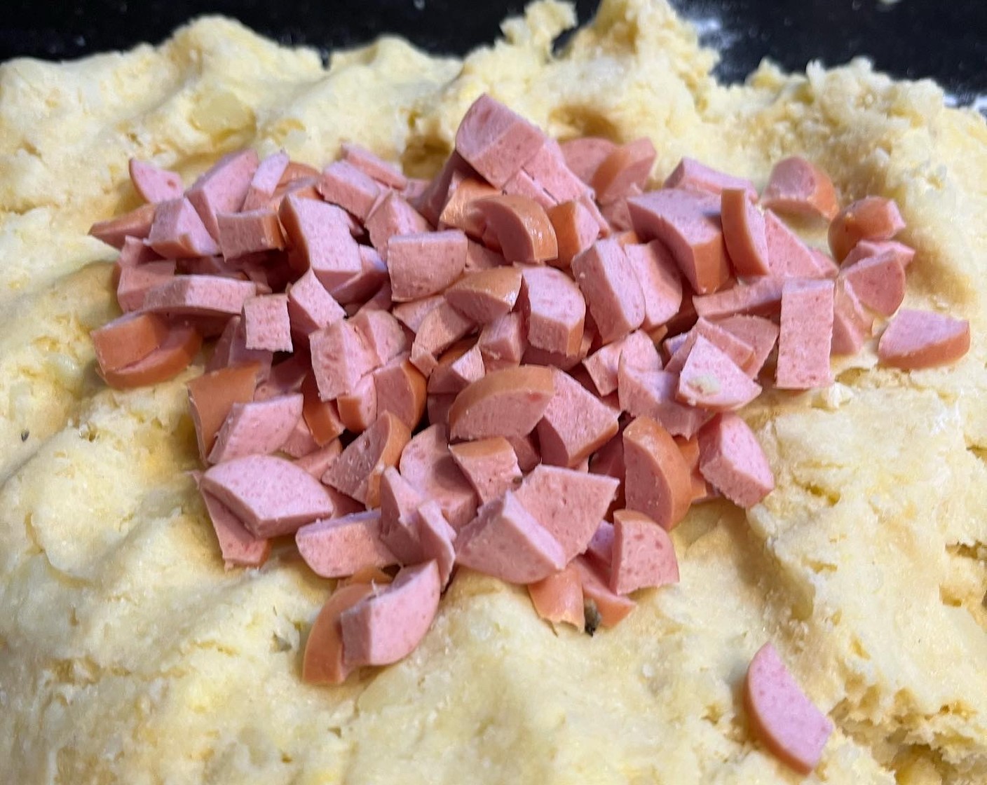 Schritt 3 Wiener (2) klein schneiden und in den Teig kneten.