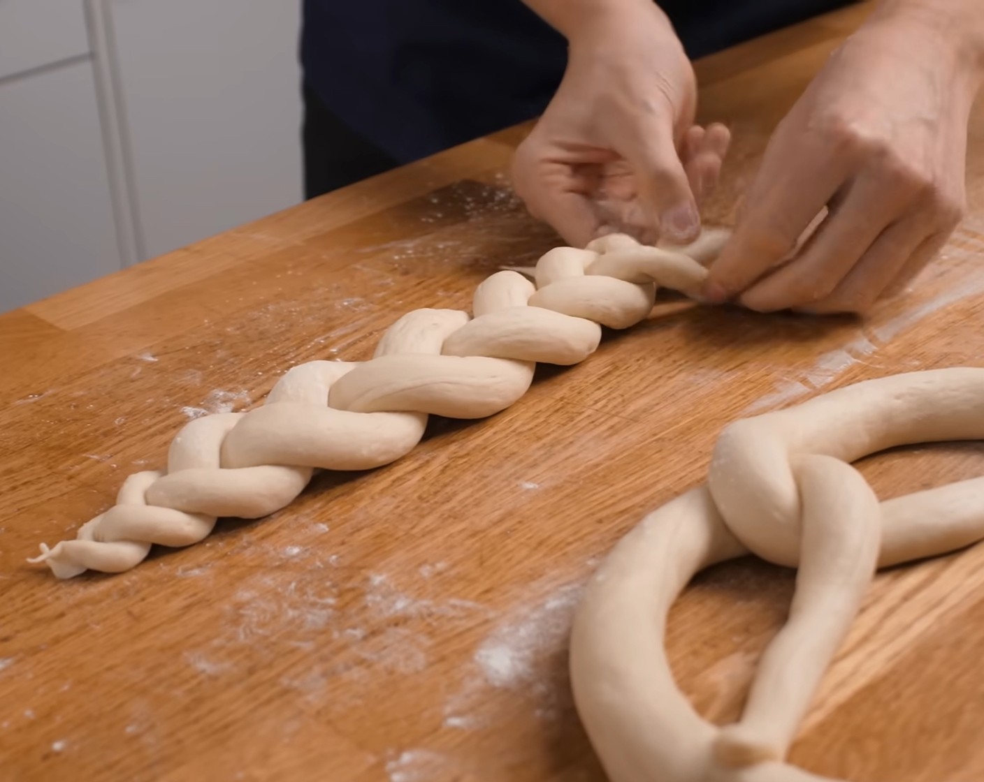 Schritt 19 Nun abwechslungsweise mit dem rechten oder mit dem linken Strang den Zopf zu Ende flechten.