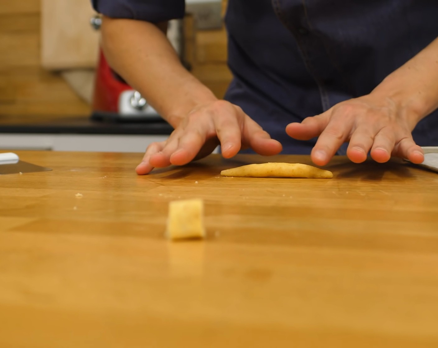 Schritt 7 Diese Stücke leicht geschmeidig formen und dann zu kleinen Strängen mit ca. 4-5 cm Länge rollen. Dabei die beiden Enden in den Spitz auslaufen lassen.