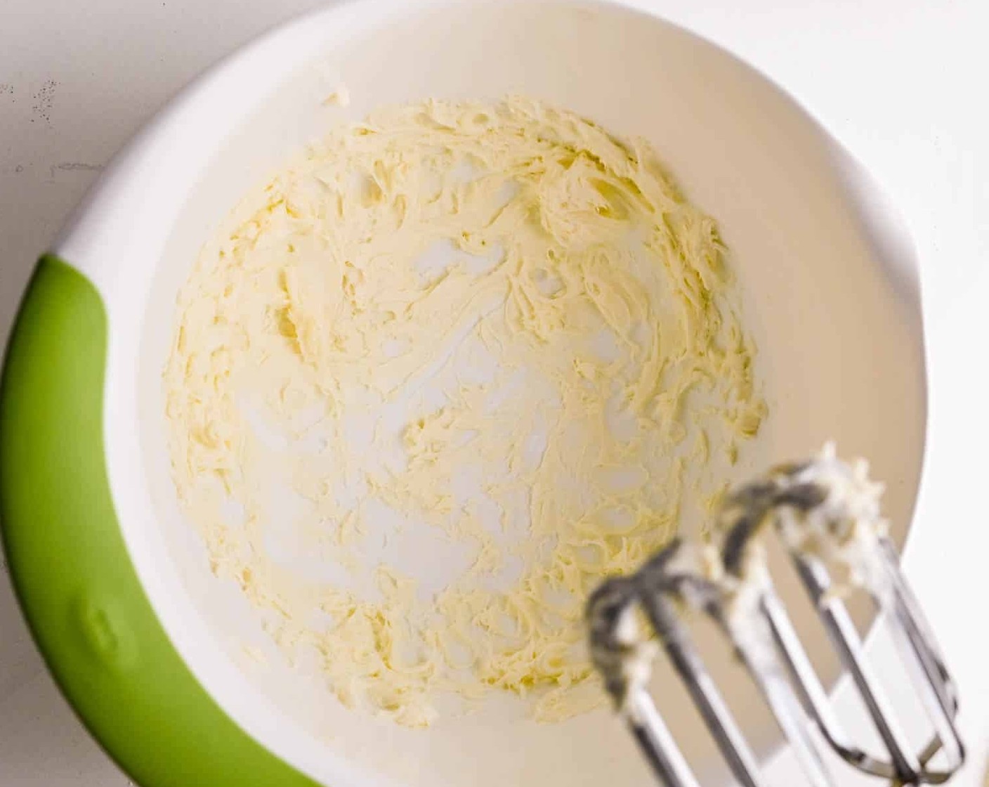 Schritt 6 In einer mittelgrossen Schüssel den Frischkäse (4 Esslöffel) und das Meersalz (1/4 TL) glatt rühren.