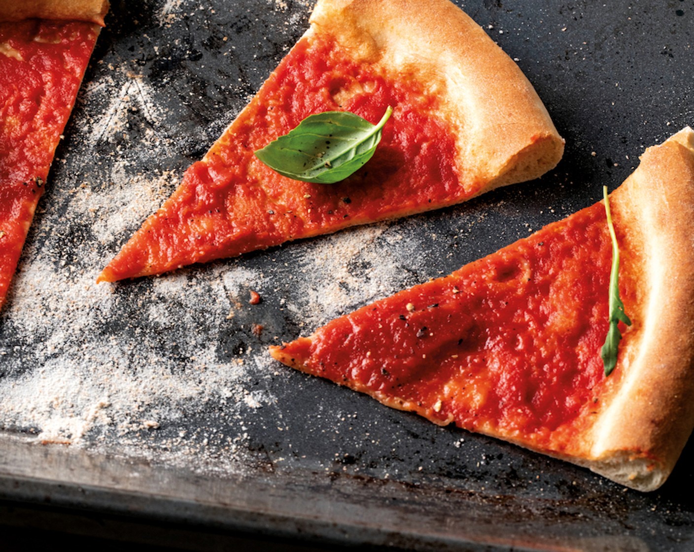 Schritt 6 Anschliessend die Pizza mit der Tomatensauce bestreichen und nach Belieben belegen. In diesem Fall mit Seidentofu (nach Bedarf). Die Pizza direkt vom Küchenbrett auf das heisse Backblech in den Backofen gleiten lassen und je nach Backofen ungefähr 2–7 Minuten backen, bis der Teig schön gebräunt ist.