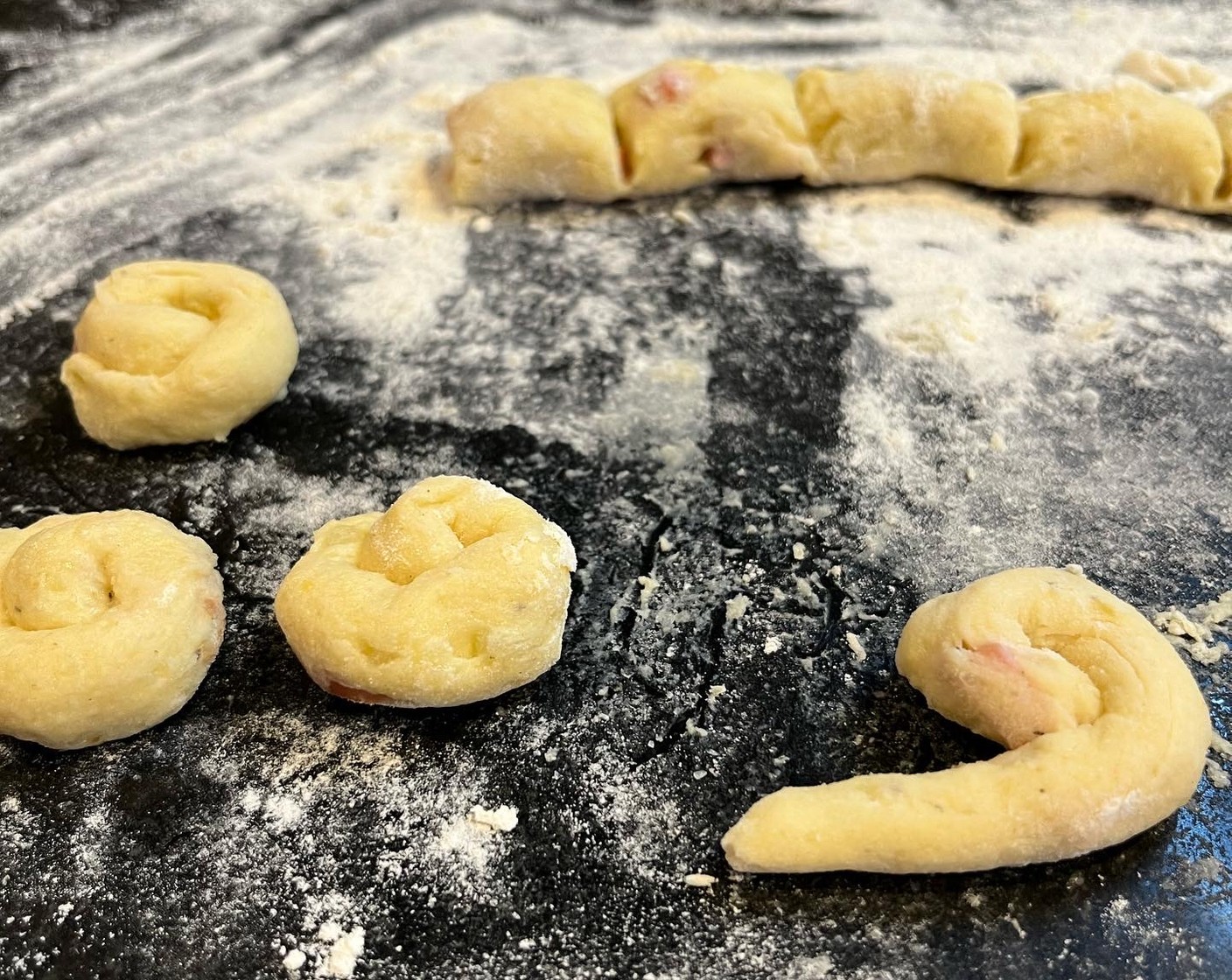 Schritt 4 Portionsweise kleine Rollen formen und zu Schnecken eindrehen.