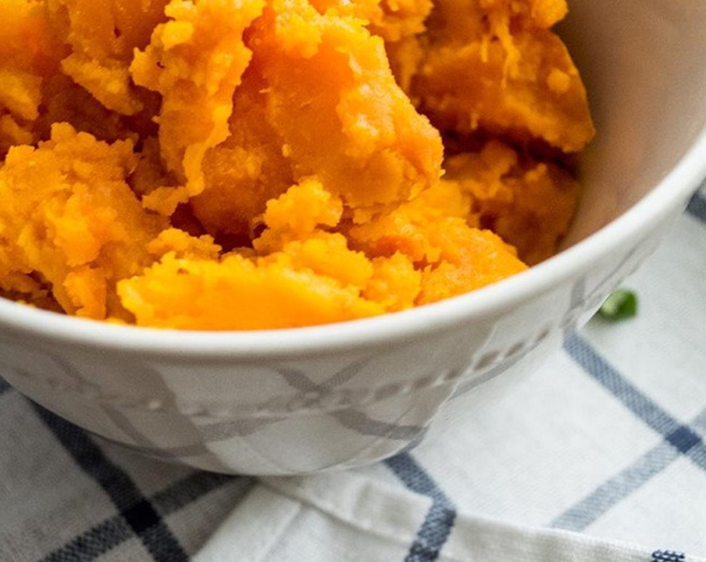 Schritt 2 Kürbis (335 g) schneiden, entkernen und auf jeder Seite mit dem Fruchtfleisch nach unten 40-45 Minuten kochen, bis das Fruchtfleisch vollständig gar und sehr weich ist.