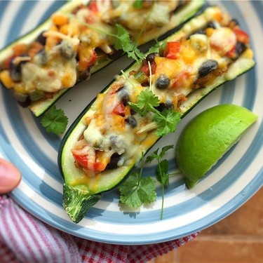 Mexikanische Zucchini-Burrito-Boote Rezept | V-Kitchen