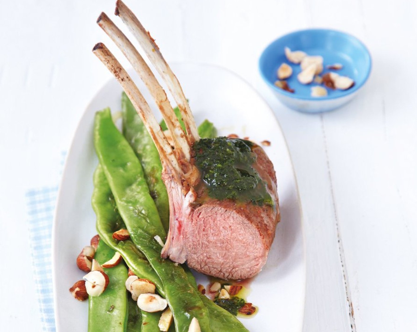 Schritt 6 Das Rack tranchieren und mit den Stangenbohnen und Petersilien-Koriander-Sauce anrichten.