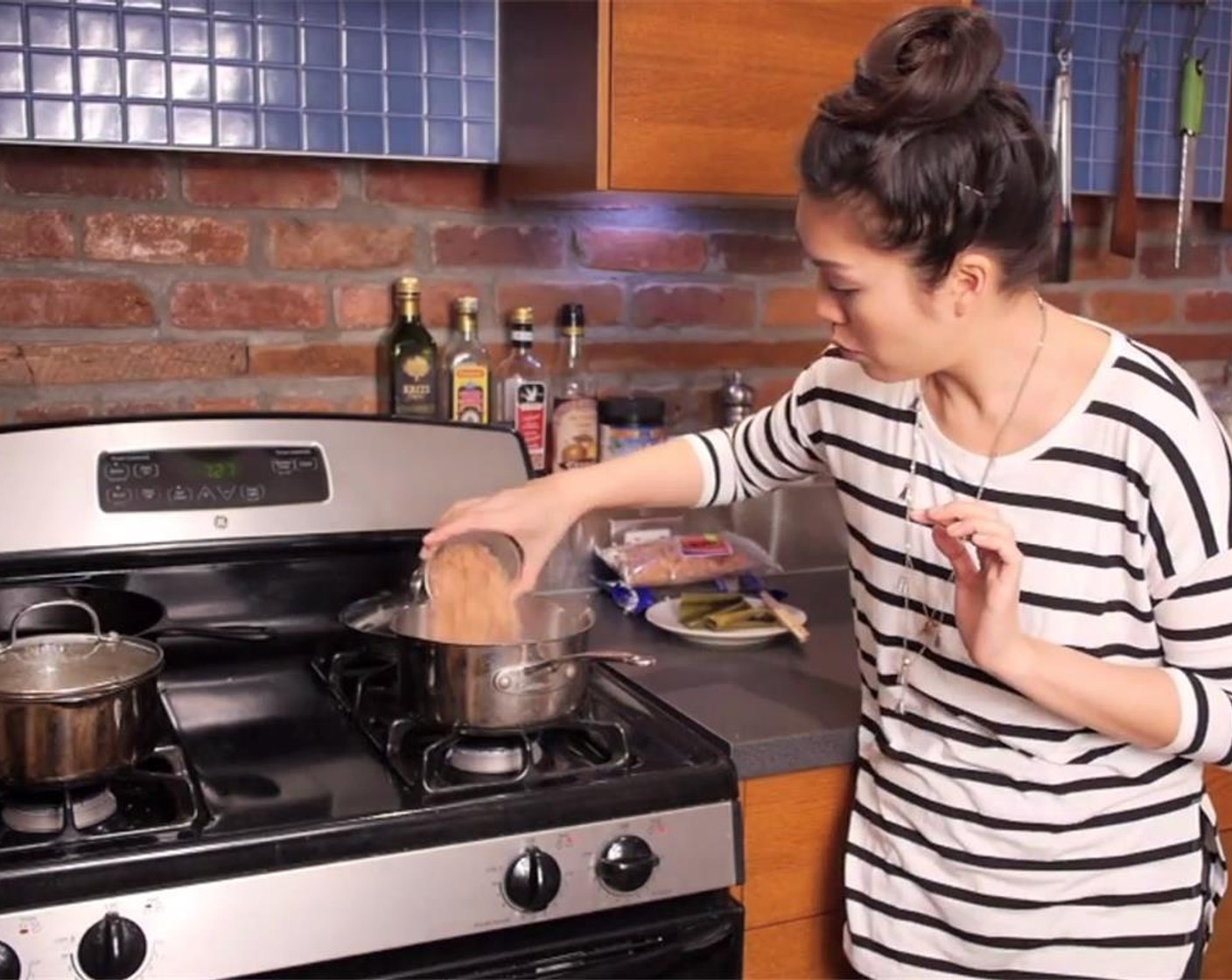 Schritt 3 Sobald die Brühe kocht, die Hitze reduzieren und Bonito-Flocken (110 g) hinzufügen. Auf niedriger Stufe für 10 Minuten köcheln lassen. Anschliessend die Brühe durch ein Sieb in einen zweiten Topf abseihen. Pilze und Tofu in die Brühe geben und das Ganze nochmals zum Kochen bringen.