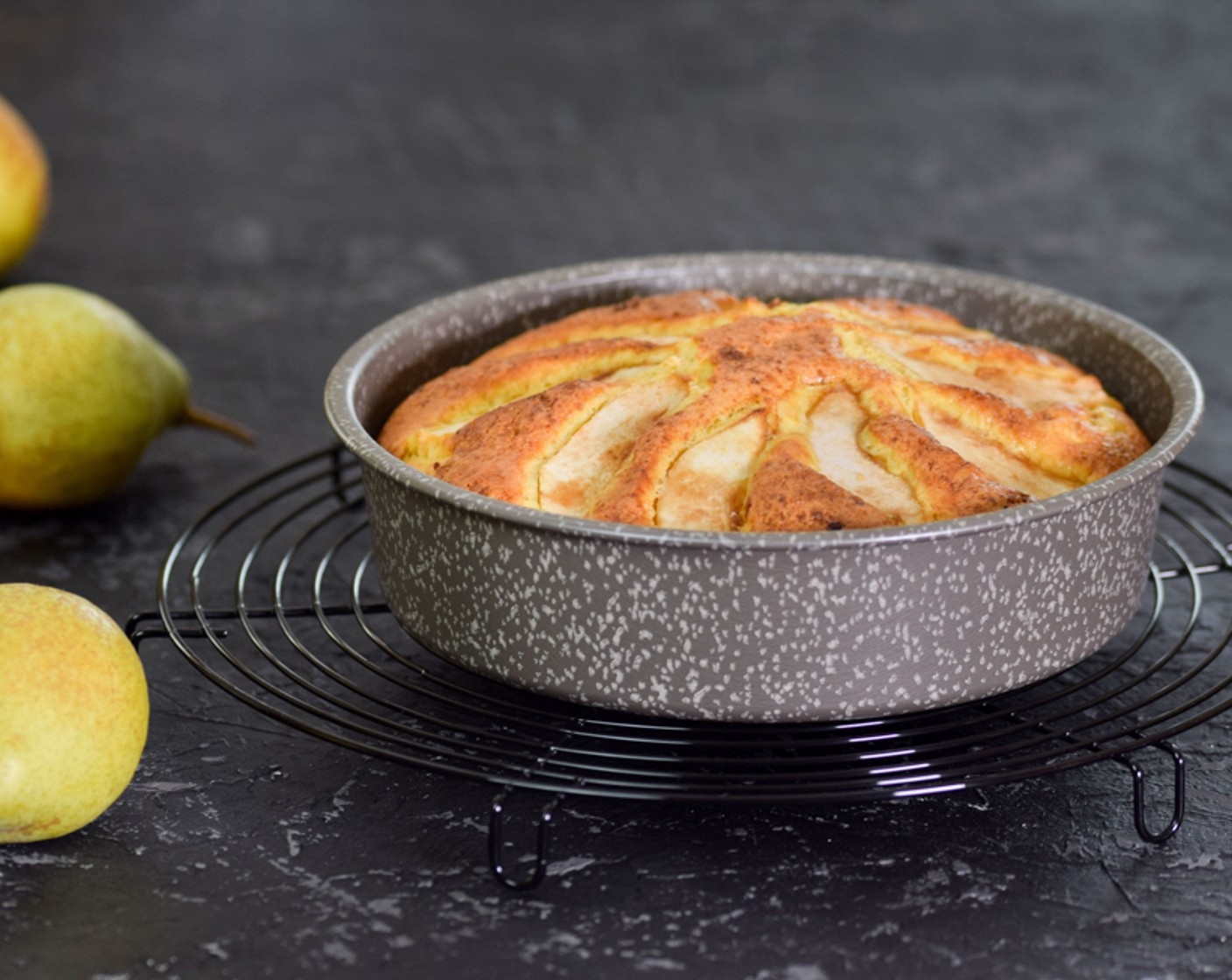 Schritt 7 Die Birnentarte bei 180 °C Heissluft für 45 Minuten backen. Nach dem Backen kurz auskühlen lassen und mit etwas Puderzucker bestauben.