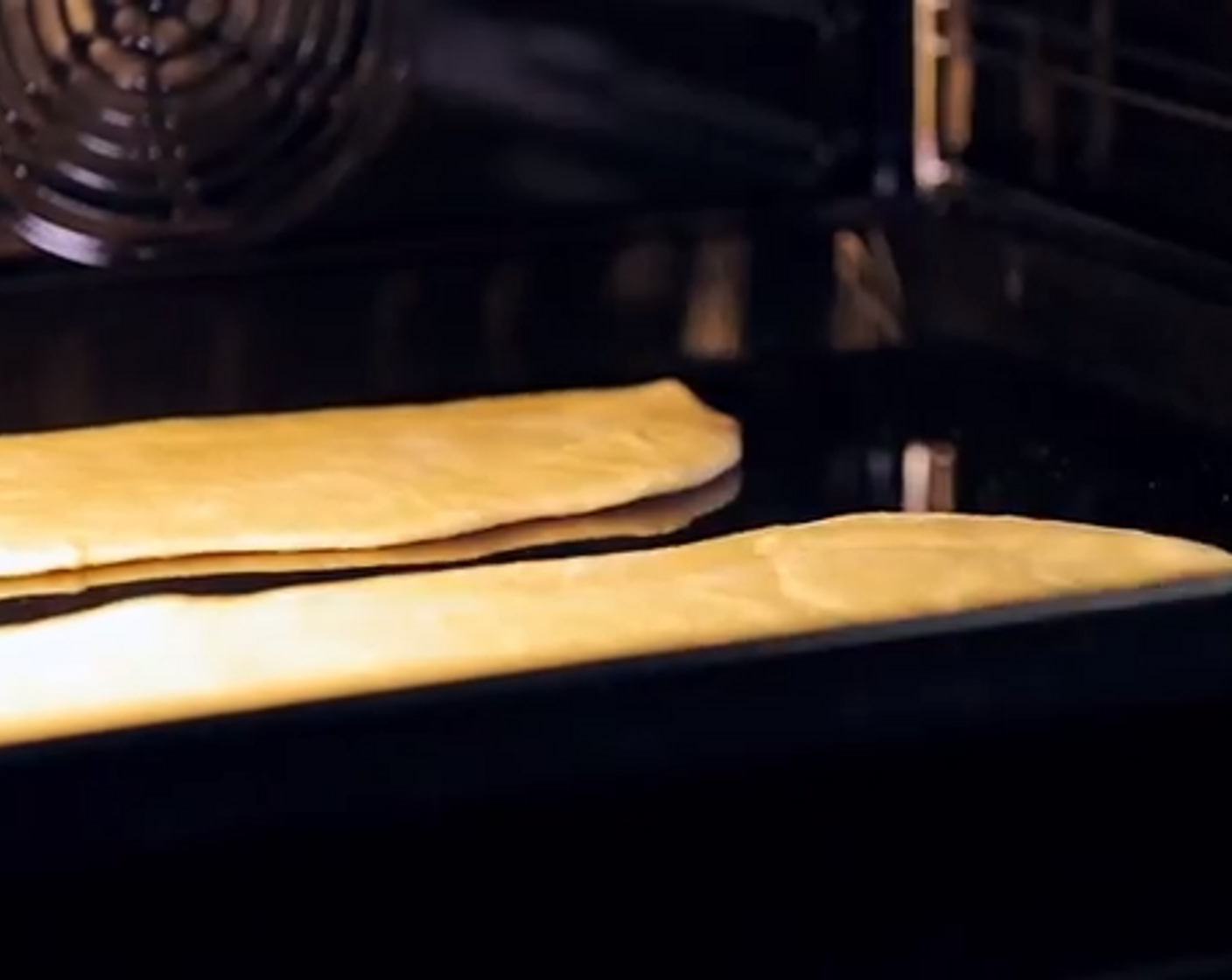 Schritt 5 Den ausgerollten Teig nach und nach (jeweils 2 Teiglinge pro Backvorgang) auf das heisse Blech in den vorgeheizten Ofen geben und backen.