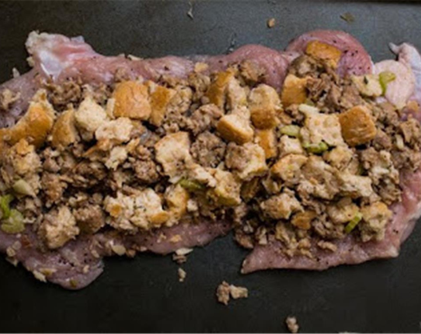 Schritt 8 Füllung mittig über dem Fleisch (nicht zu dick) verteilen und 1,25 cm frei am Rand frei lassen.