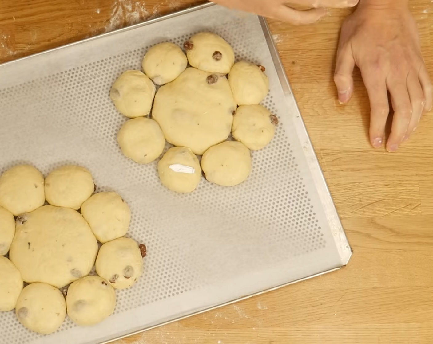 Schritt 11 Danach pro Kranz einen König in eine der Kugeln einkneten.