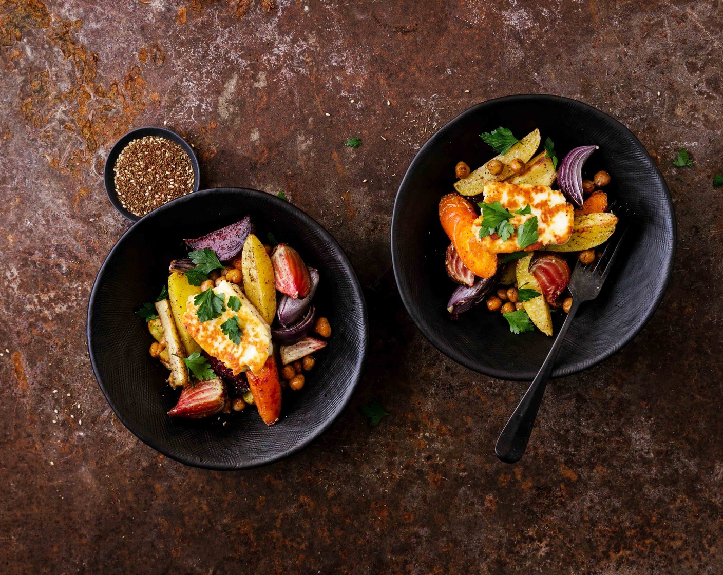 Kartoffel-Gemüseblech mit Kichererbsen und Halloumi