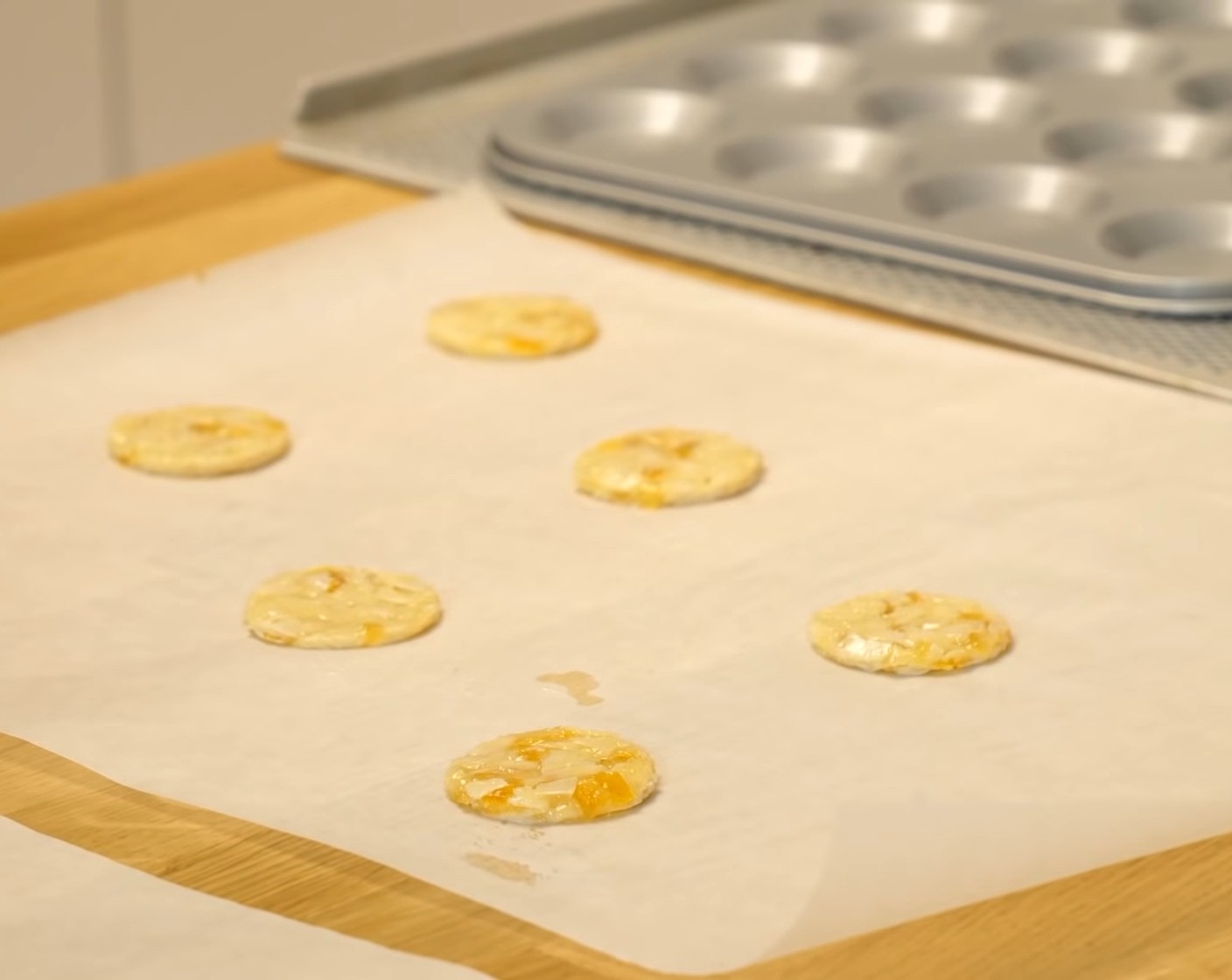 Schritt 7 Anschliessend den restlichen Teig wieder zusammenfügen, nochmals ausrollen und ausstechen. Die Florentiner zum Backen, mit genügend Abstand, auf ein mit Backpapier belegtes Blech oder auf eine SILPAT Silikonmatte legen.