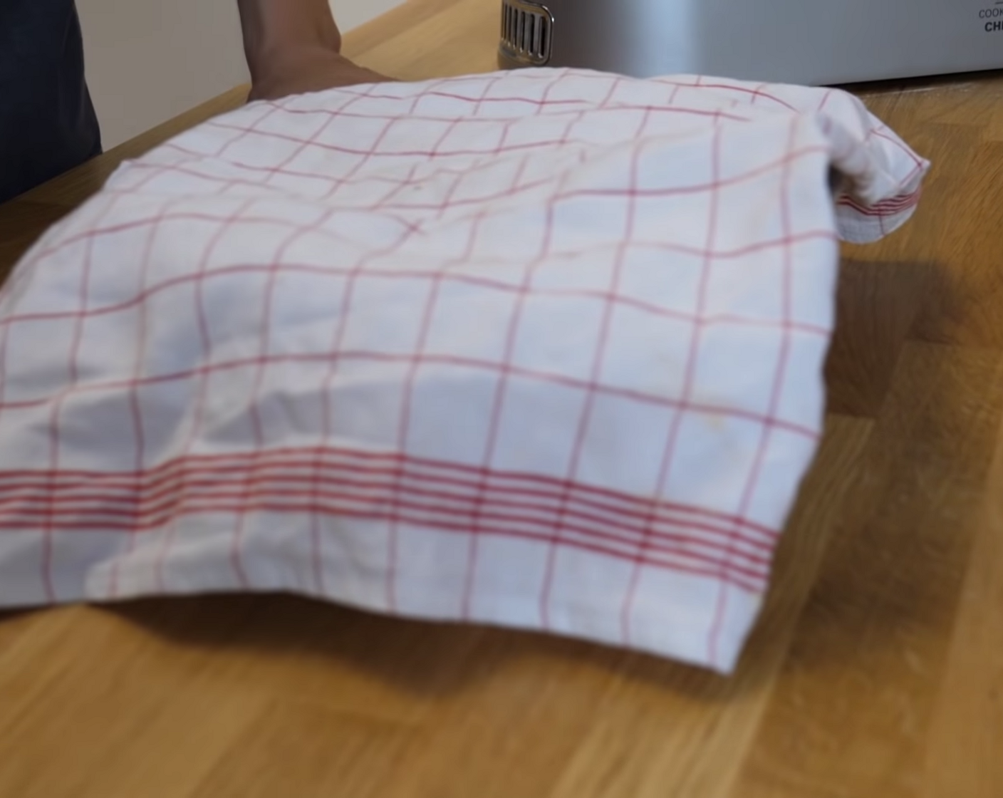 Schritt 2 Anschliessend den Teig in eine Schüssel geben, mit einem Küchentuch abdecken und für zirka 1 Stunde bei Raumtemperatur stehen lassen. Hinweis: Diese Stunde bei Raumtemperatur ist sehr wichtig, damit die Hefe “anspringen” kann.