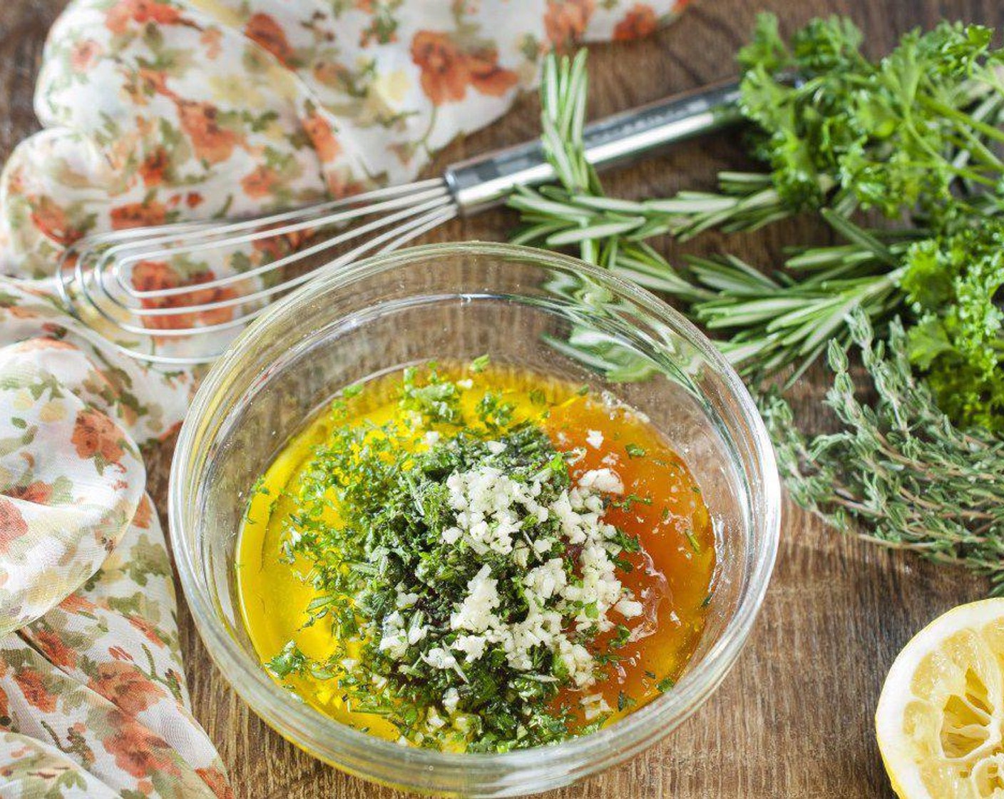 Schritt 3 In einer kleinen Schüssel Senf (85 g), die Hälfte der Aprikosenkonfitüre (215 g), Kräuter (2 Esslöffel), Olivenöl (2 Esslöffel), Knoblauch (1 Zehe), Saft der Zitrone (1/2), Salz (1 Pr.) und Pfeffer (1 Pr.) verquirlen.